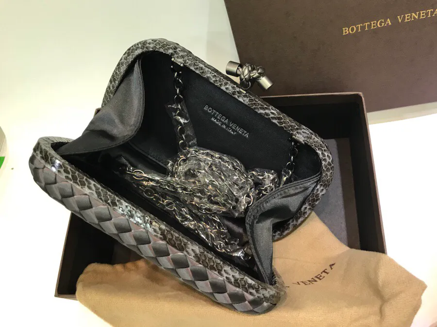 The latest and most popular Knot clutch from the 8651 counter is made of exquisite Japanese silk fabric with snakeskin piping. It looks elegant when worn cross-body or in the hand. It can also be carried by petite girls and can hold 2 iPhone X phones. Size: 20cm*12cm